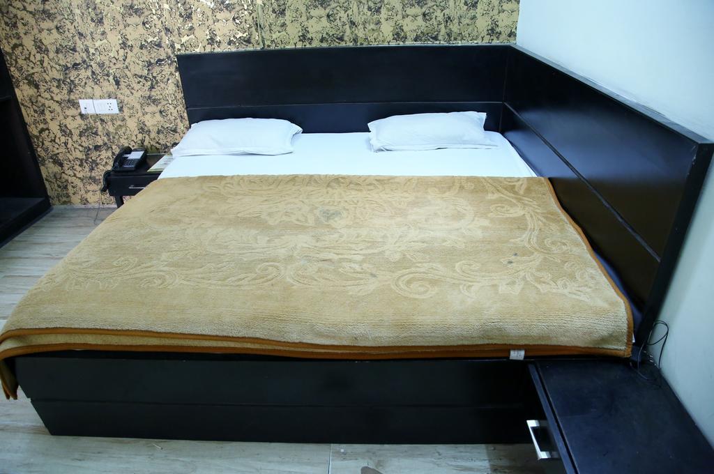Hotel Ananda Delhi  Room photo