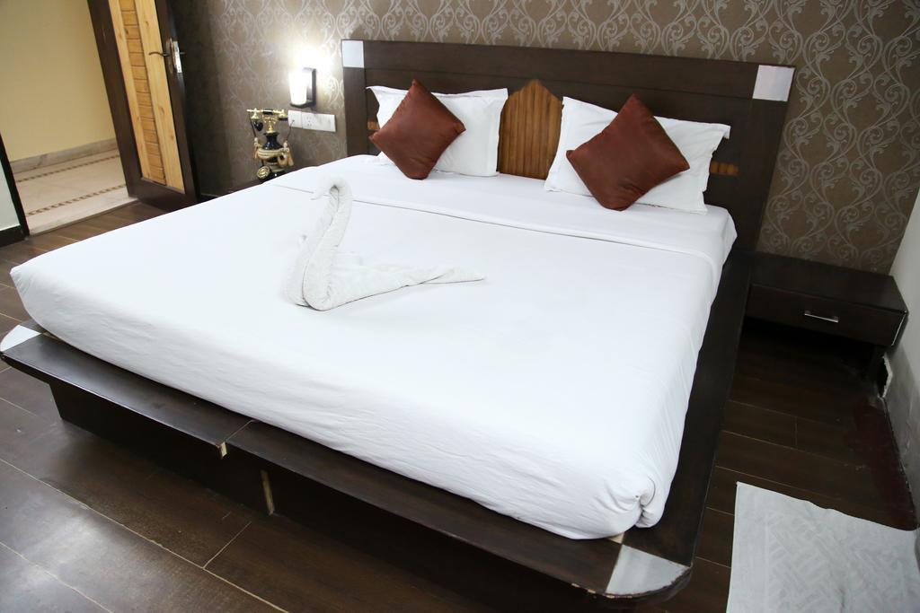 Hotel Ananda Delhi  Room photo