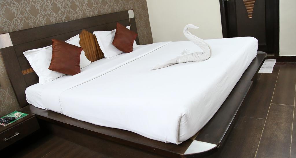 Hotel Ananda Delhi  Room photo