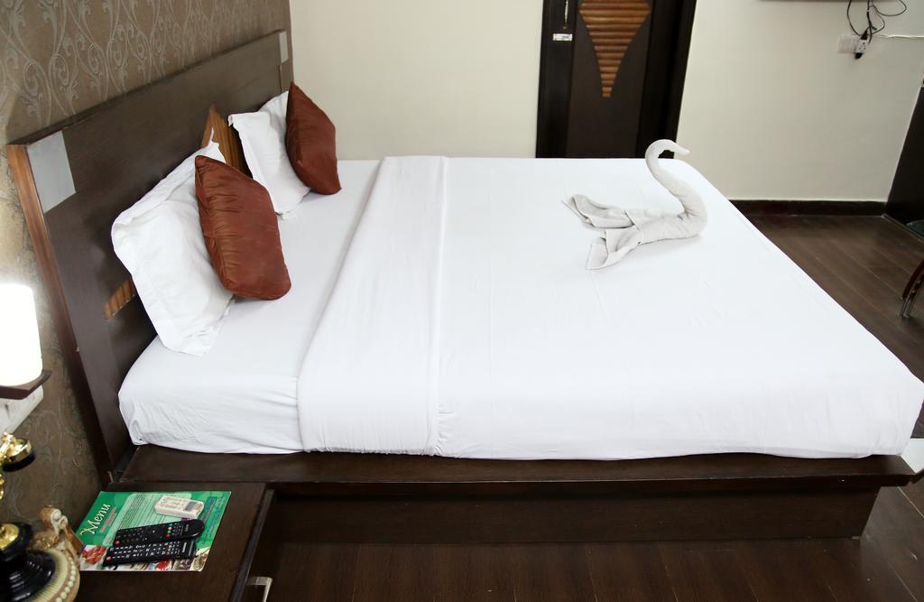 Hotel Ananda Delhi  Room photo
