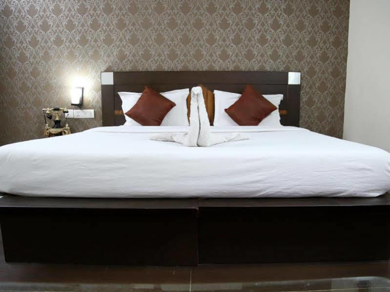 Hotel Ananda Delhi  Exterior photo